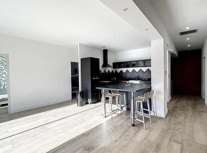 Villa 400m2 Piscine Intérieure Très Calme *