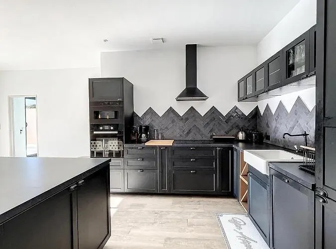 Villa 400m2 Piscine Intérieure Très Calme *