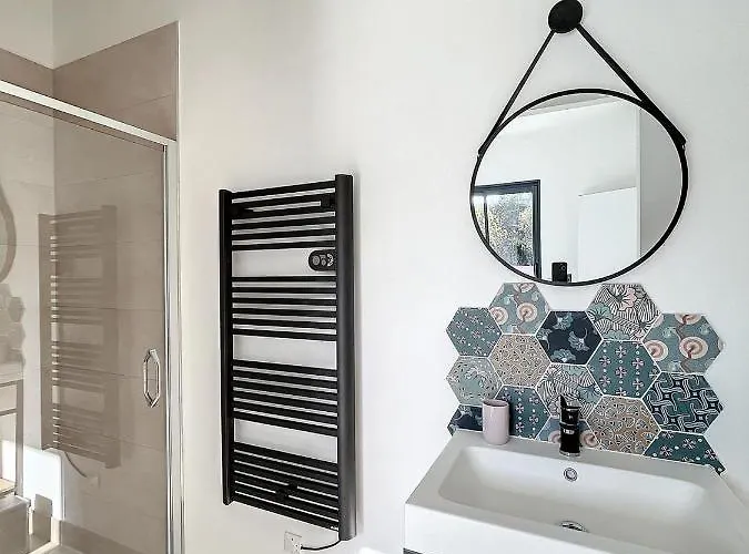 Villa 400m2 Piscine Intérieure Très Calme *