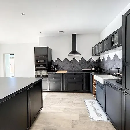 Villa 400m2 Piscine Intérieure Très Calme *