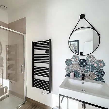 Villa 400m2 Piscine Intérieure Très Calme *